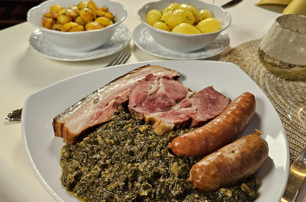 Eine leckere Portion Grünkohl mit Salz und Bratkartoffeln